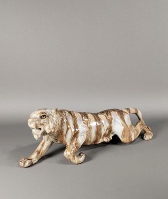 une image représentant une figurine de tigre sur fond gris
