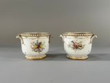 paire de vases anciens en porcelaine, avec des bordures dorées et des motifs floraux
