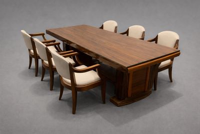 une photo d'une grande table en bois entourée de chaises
