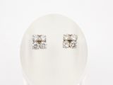 une paire de boucles d'oreilles en diamant exposées sur un fond blanc