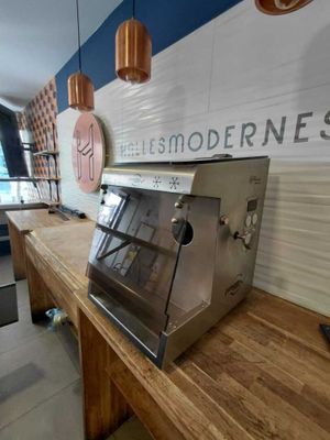 une photo d'un plan de travail sur lequel se trouve un grille-pain