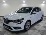 la voiture blanche est garée sur un sol en damier dans le garage