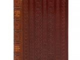 un livre en cuir marron dont la couverture est ornée de motifs complexes
