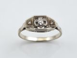 gros plan d'une bague en diamant sur une surface blanche