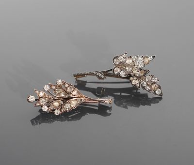 Un lot de deux broches en or rose 18K 750 millièmes et argen…