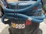 un aspirateur posé par terre
