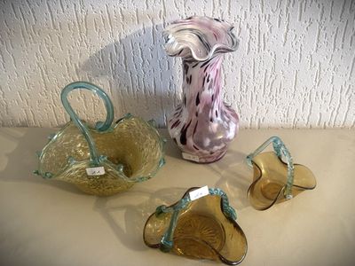 trois vases en verre posés sur une table l'un à côté de l'autre