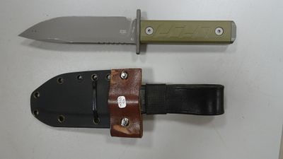 un couteau et un porte-couteau sur une table
