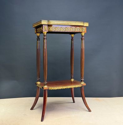 une image représentant une petite table surmontée d'une étagère