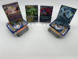quatre cartes Pokémon différentes posées les unes sur les autres sur une table