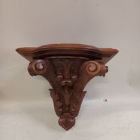 Sellette d'applique en noyer à décor de rinceaux et enroulem…