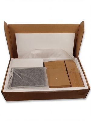 une boîte en carton contenant de nombreux objets
