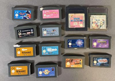 plein de cartouches de jeux Nintendo posées sur une table