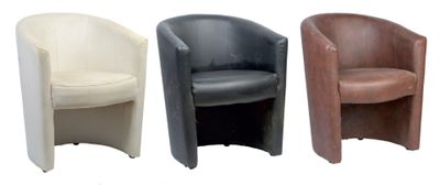 Suite de trois fauteuils club en cuir blanc, noir et marron.