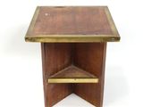 une image représentant une petite table en bois surmontée d'une étagère