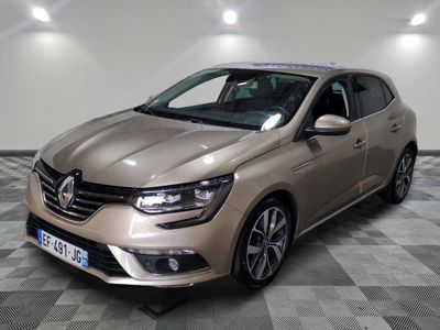 L'avant d'une voiture beige est garé sur un sol à damier.