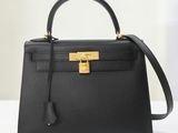 un sac à main en cuir noir muni d'un fermoir doré sur la poignée