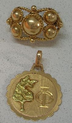 trois types différents de bijoux en or sur un fond blanc