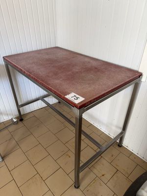 une table en bois avec des pieds en métal et un plateau marron