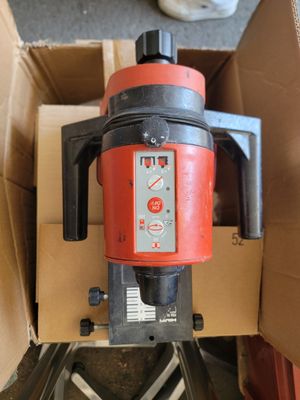 une machine rouge qui se trouve dans une boîte