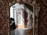 un miroir posé sur une table devant un mur
