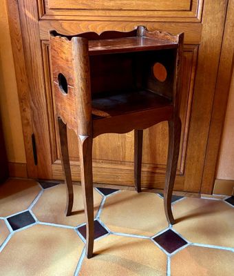 une petite table en bois surmontée d'un tiroir