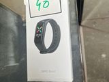 une boîte sur laquelle est représentée une Apple Watch et une boîte sur laquelle est représentée une Apple Watch