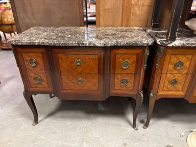 paire de buffets anciens à plateau en marbre, avec poignées en laiton et tiroirs