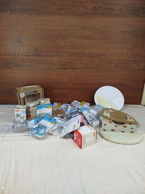 beaucoup d'objets posés sur le sol