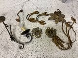 beaucoup d'objets anciens en laiton éparpillés par terre