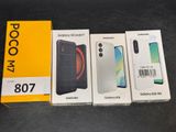 une boîte contenant trois Samsung Galaxy M27 et une boîte contenant des Galaxy M27