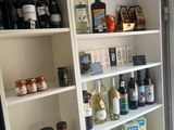 de nombreuses bouteilles de vin sur les étagères de la cuisine