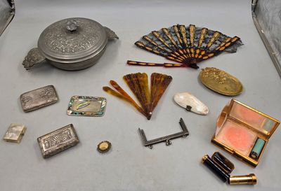 un grand nombre d'objets posés sur une table