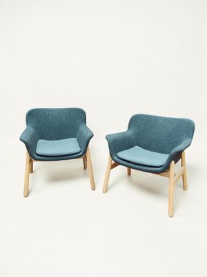 deux chaises bleues aux pieds en bois sur fond blanc