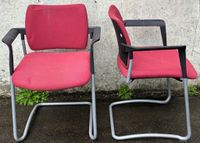 Ensemble de deux chaises rouges avec accoudoirs en plastique…