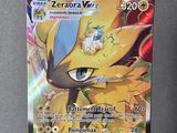 La carte Pokémon est posée sur une table.