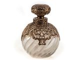 une image représentant un flacon de parfum en verre sur fond blanc