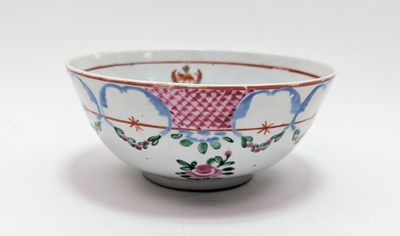un bol blanc orné d'un motif rouge et bleu