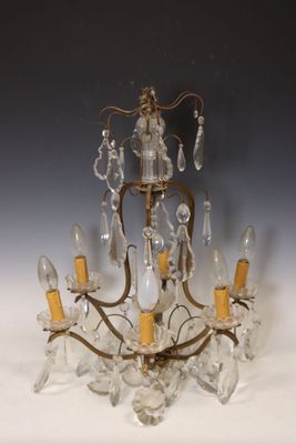 Lustre cage en métal doré à six lumières et pendeloques