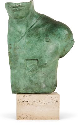 sculpture représentant le buste d'un homme sur un socle en bois