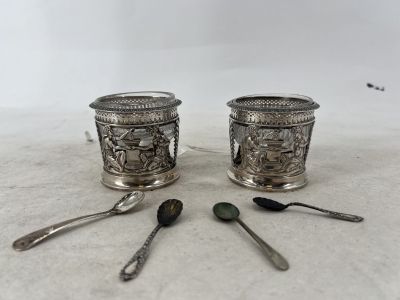 paire de salières et poivrières anciennes en métal argenté, avec cuillères