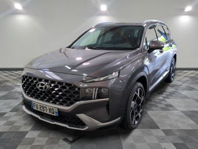 vue de face d'une Hyundai Santa 2020 grise garée dans un showroom