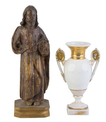 une statue représentant un homme tenant un vase, à côté d'une statue représentant un homme