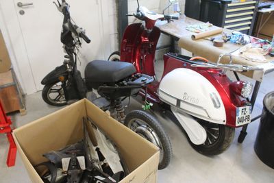une boîte remplie de trottinettes de toutes sortes dans un garage