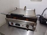 une photo d'un grille-pain posé sur une table dans une cuisine
