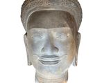 statue d'un homme coiffé d'un chapeau, sur fond blanc