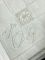 1 nappe et 6 serviettes en coton ajouré chiffrées JOB