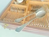 un plateau en bois contenant des couverts et des cuillères