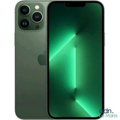 On voit un iPhone 11 vert dont l'appareil photo est tourné vers l'objectif