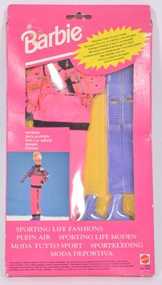 La poupée Barbie est dans un emballage rose